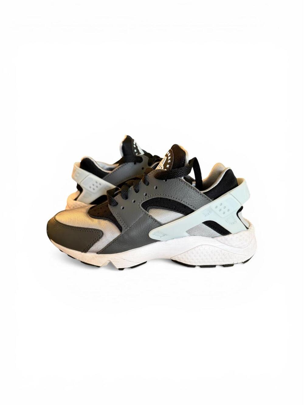 Nike Air Huarache Black/Light Smoke Grey/Blue Tint/Iron Grey Colorway, Size 5.5 - Picture 3 of 9